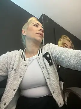 viktoria davis  online show from October 4, 2025, 10:52 pm