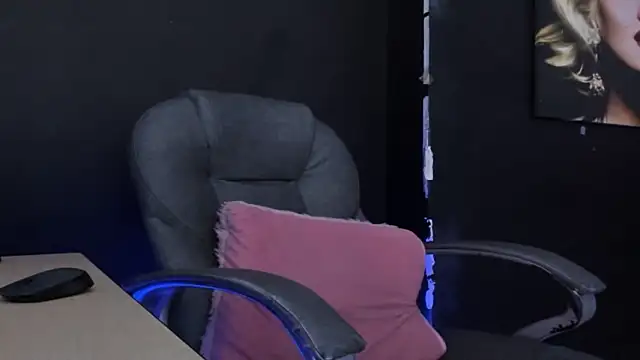 viktoria davis  online show from February 24, 2026, 10:52 pm