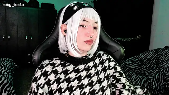 roxy toxic online show from November 19, 2025, 2:00 am