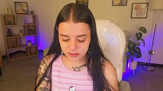 Nicole Foxx  online show from November 7, 2025, 8:20 pm