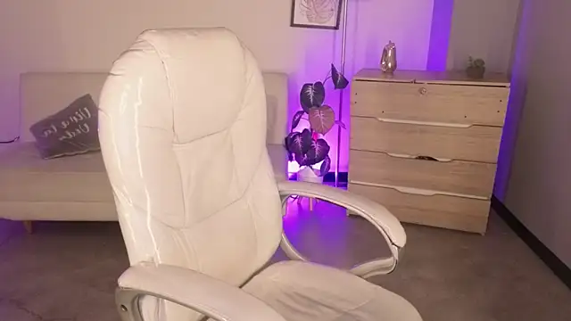 Nicole Foxx  online show from December 5, 2025, 8:27 pm