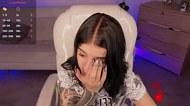 Nicole Foxx  online show from March 18, 2026, 8:12 pm