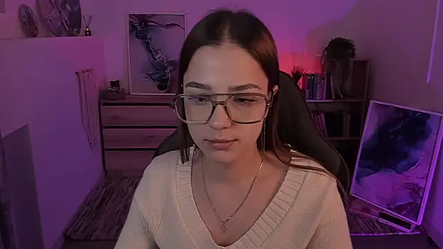 PamBeesly online show from February 1, 2025, 11:43 am