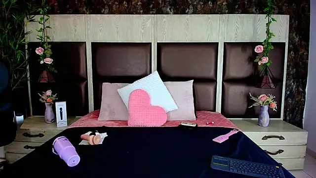 Bella Smiith  online show from September 28, 2025, 3:06 pm