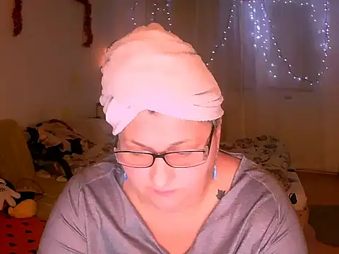 mayamayx online show from December 14, 2025, 7:07 pm