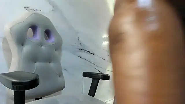 nefertiti ebony online show from February 4, 2025, 10:43 am