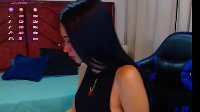 victoria adams07 online show from April 13, 2026, 2:11 pm