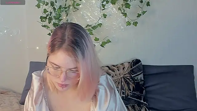 Snapshot of Manic_pixie_ chatting on September 12, 2025, 2:06 pm Manic pixie online show from September 12, 2025, 2:06 pm