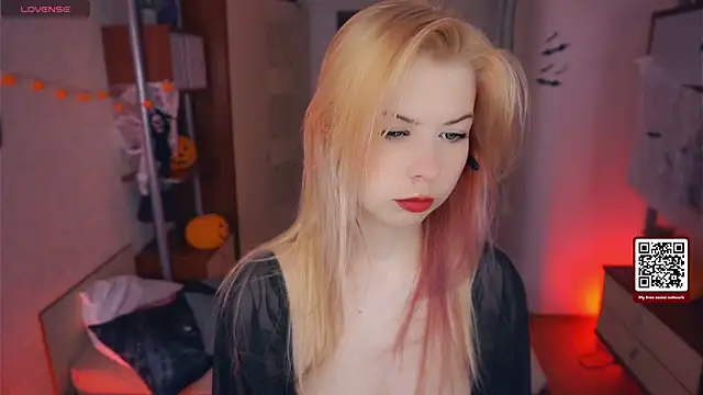 LynetHakes online show from October 30, 2025, 4:25 am