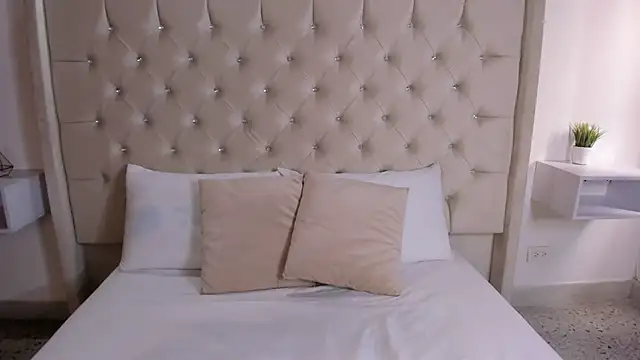 bella bloomg online show from March 12, 2025, 8:20 pm