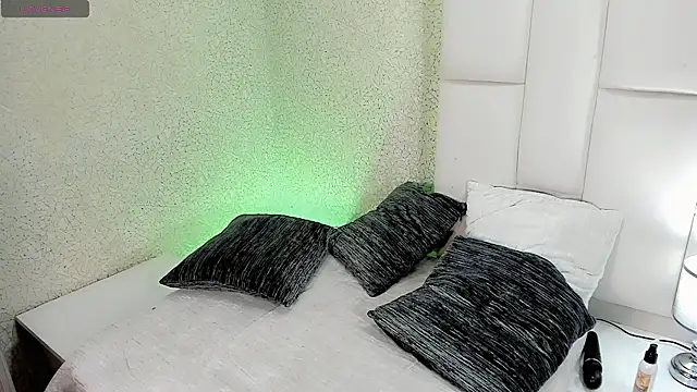 Angeles Busst online show from April 16, 2026, 9:39 pm