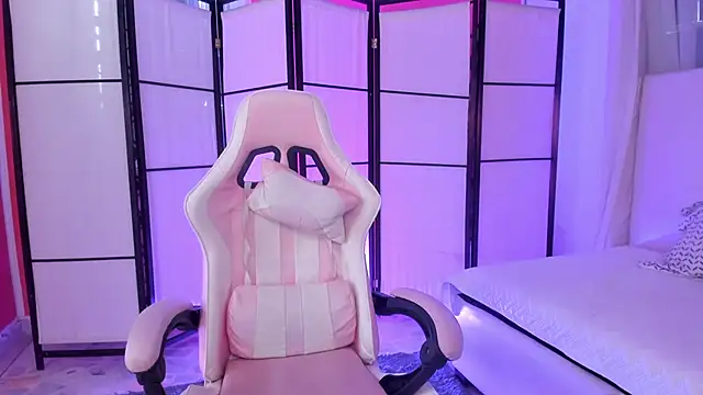 Snapshot of alaia_greyy chatting on February 26, 2026, 2:27 pm alaia greyy online show from February 26, 2026, 2:27 pm