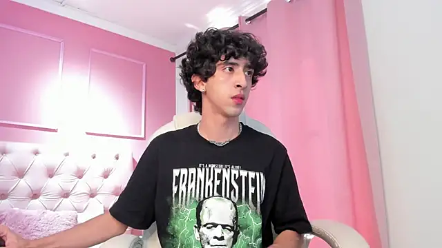 Snapshot of Alezzandro_ chatting on January 25, 2025, 6:02 pm Alezzandro online show from January 25, 2025, 6:02 pm