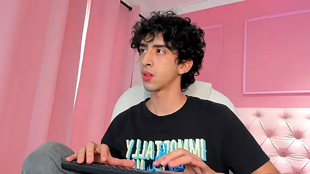 Snapshot of Alezzandro_ chatting on January 27, 2025, 8:07 pm Alezzandro online show from January 27, 2025, 8:07 pm