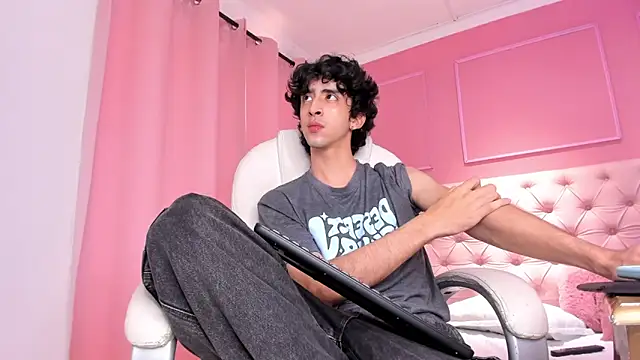 Snapshot of Alezzandro_ chatting on January 29, 2025, 8:46 pm Alezzandro online show from January 29, 2025, 8:46 pm