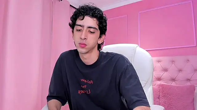 Snapshot of Alezzandro_ chatting on February 3, 2025, 2:13 pm Alezzandro online show from February 3, 2025, 2:13 pm