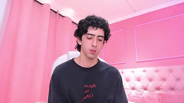 Snapshot of Alezzandro_ chatting on February 3, 2025, 5:14 pm Alezzandro online show from February 3, 2025, 5:14 pm