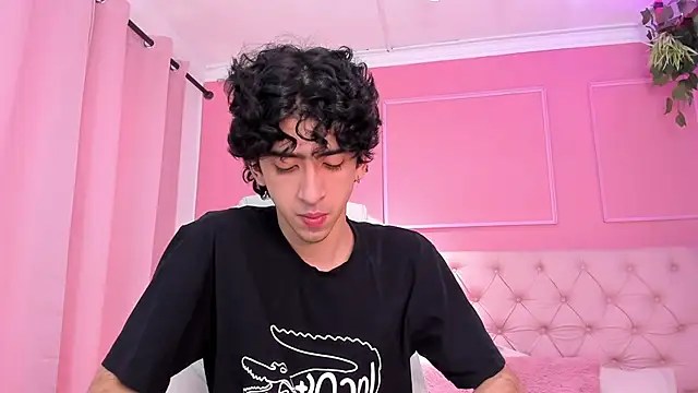 Snapshot of Alezzandro_ chatting on February 5, 2025, 1:54 pm Alezzandro online show from February 5, 2025, 1:54 pm