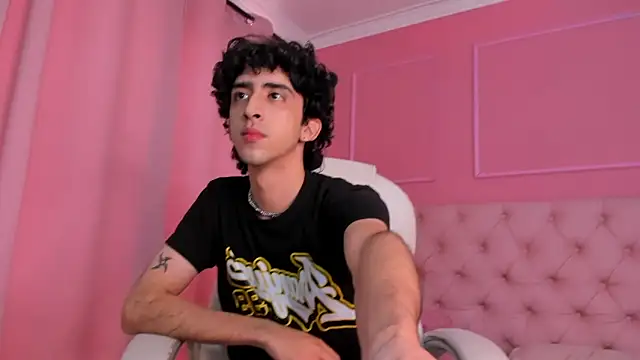 Snapshot of Alezzandro_ chatting on February 5, 2025, 8:04 pm Alezzandro online show from February 5, 2025, 8:04 pm