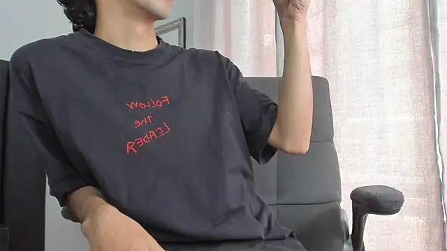 Snapshot of Alezzandro_ chatting on February 12, 2025, 2:54 pm Alezzandro online show from February 12, 2025, 2:54 pm