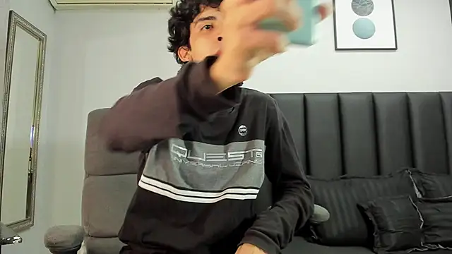 Snapshot of Alezzandro_ chatting on February 14, 2025, 2:44 pm Alezzandro online show from February 14, 2025, 2:44 pm