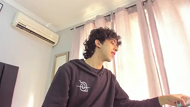 Snapshot of Alezzandro_ chatting on February 17, 2025, 2:26 pm Alezzandro online show from February 17, 2025, 2:26 pm