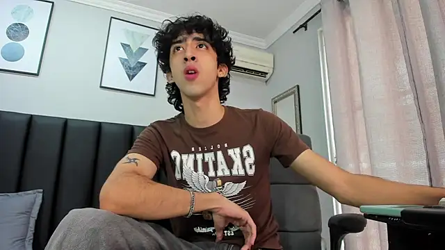 Snapshot of Alezzandro_ chatting on February 18, 2025, 2:38 pm Alezzandro online show from February 18, 2025, 2:38 pm