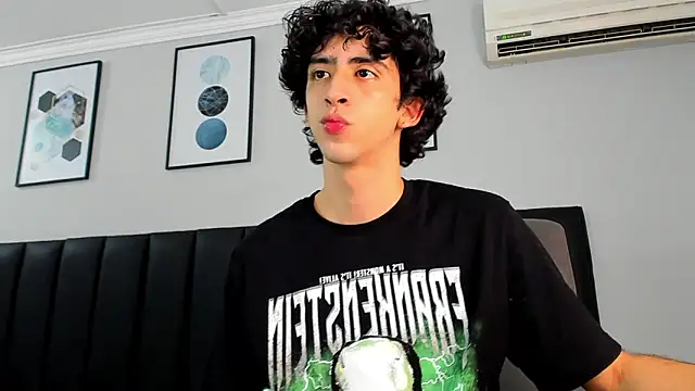 Snapshot of Alezzandro_ chatting on February 23, 2025, 2:04 pm Alezzandro online show from February 23, 2025, 2:04 pm