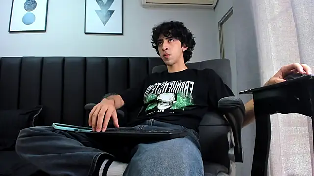 Snapshot of Alezzandro_ chatting on March 5, 2025, 5:39 pm Alezzandro online show from March 5, 2025, 5:39 pm