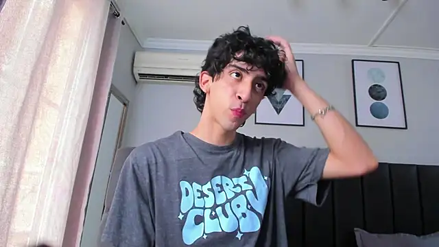 Snapshot of Alezzandro_ chatting on March 13, 2025, 1:40 pm Alezzandro online show from March 13, 2025, 1:40 pm