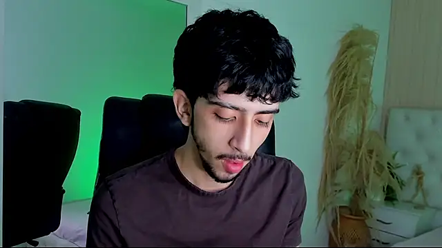 Snapshot of Alezzandro_ chatting on September 12, 2025, 8:31 pm Alezzandro online show from September 12, 2025, 8:31 pm