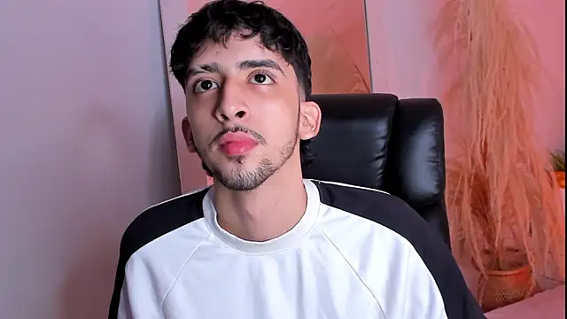 Snapshot of Alezzandro_ chatting on September 20, 2025, 8:43 pm Alezzandro online show from September 20, 2025, 8:43 pm