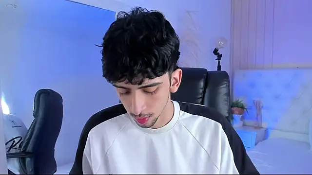 Snapshot of Alezzandro_ chatting on October 14, 2025, 9:04 pm Alezzandro online show from October 14, 2025, 9:04 pm