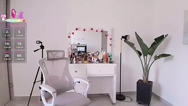 Snapshot of LairaScott chatting on March 11, 2026, 9:43 pm LairaScott online show from March 11, 2026, 9:43 pm