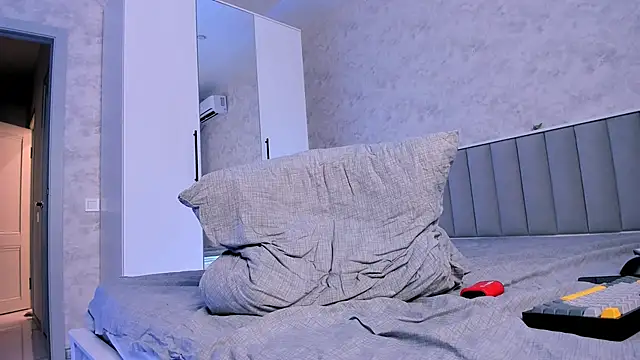 Shiny Jennifer online show from October 7, 2025, 6:05 pm