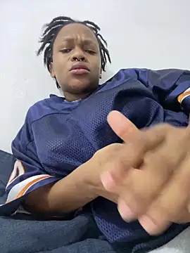 Boneca25 online show from March 11, 2026, 7:42 pm