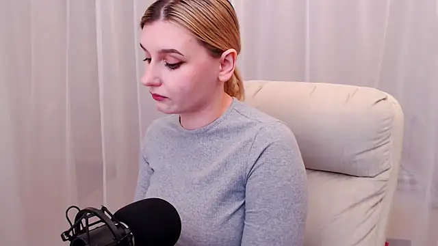 Snapshot of Freya_Celestial chatting on February 24, 2025, 1:53 pm Freya Celestial online show from February 24, 2025, 1:53 pm