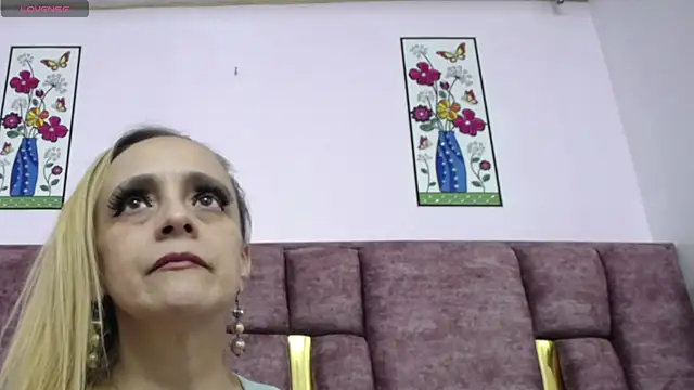 VICTORIAHANK  online show from April 12, 2026, 7:19 pm