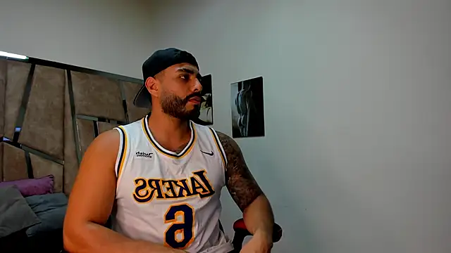 Snapshot of LeandroRusso chatting on February 3, 2025, 8:35 pm LeandroRusso online show from February 3, 2025, 8:35 pm