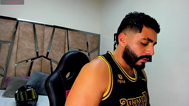 Snapshot of LeandroRusso chatting on March 12, 2025, 3:57 am LeandroRusso online show from March 12, 2025, 3:57 am