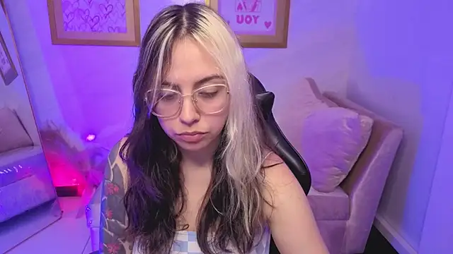 Hela v online show from December 3, 2025, 7:56 pm