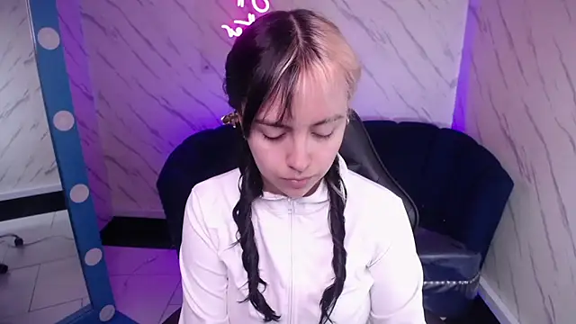 Hela v online show from February 7, 2026, 1:04 pm