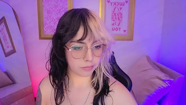 Hela v online show from February 12, 2026, 8:04 pm