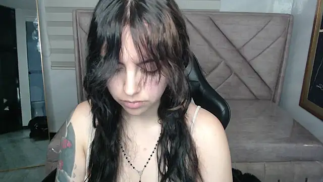 Hela v online show from May 9, 2026, 1:05 pm