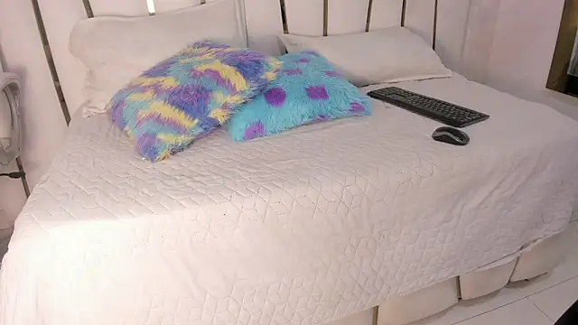 violet gray  online show from February 15, 2025, 11:50 am