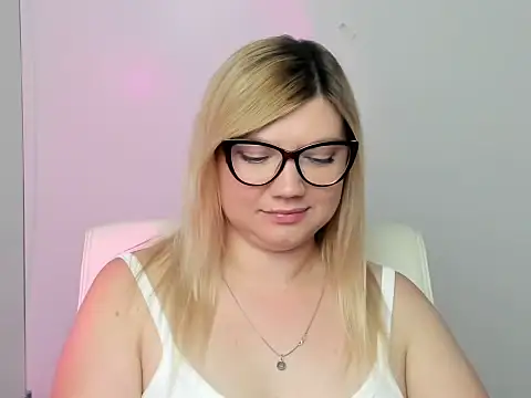 Snapshot of Lola_moree chatting on September 12, 2025, 11:43 am Lola moree online show from September 12, 2025, 11:43 am