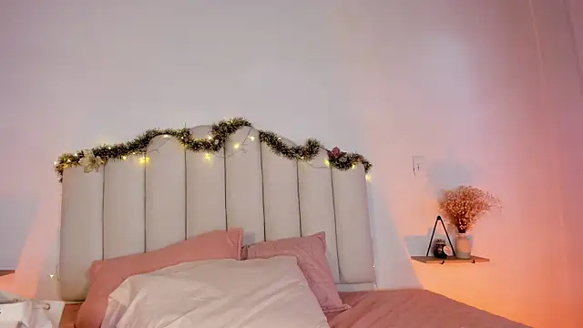 Snapshot of Zaira_Rose_ chatting on December 20, 2025, 1:18 pm Zaira Rose online show from December 20, 2025, 1:18 pm