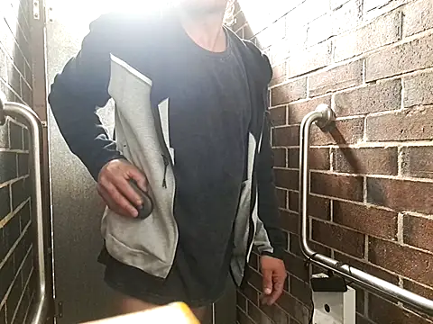 Snapshot of RichardHard_1 chatting on October 16, 2025, 5:36 pm RichardHard 1 online show from October 16, 2025, 5:36 pm