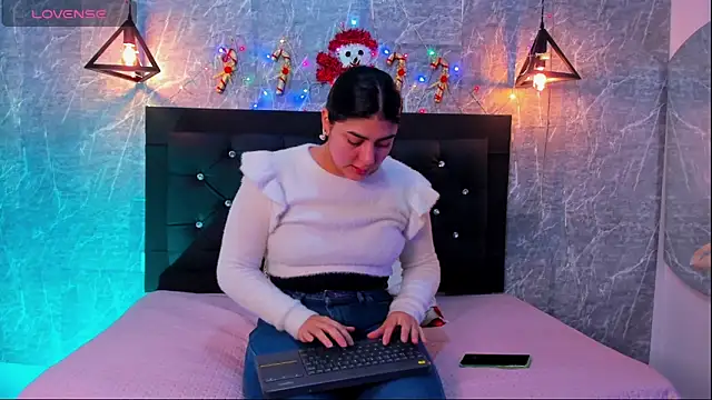 Snapshot of emberhodson chatting on December 18, 2025, 11:16 am emberhodson online show from December 18, 2025, 11:16 am