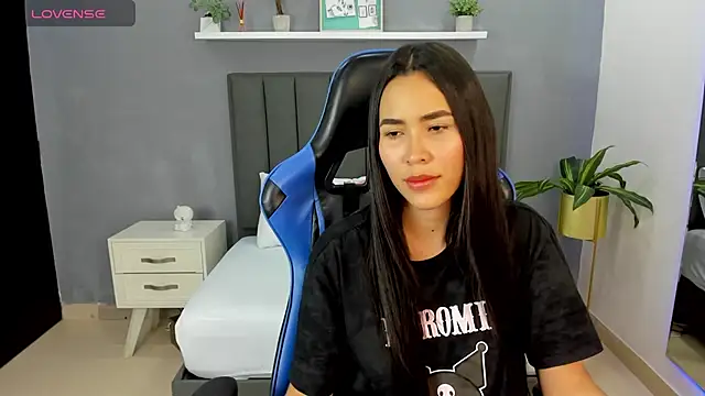 alessia leroy online show from February 18, 2025, 7:41 pm